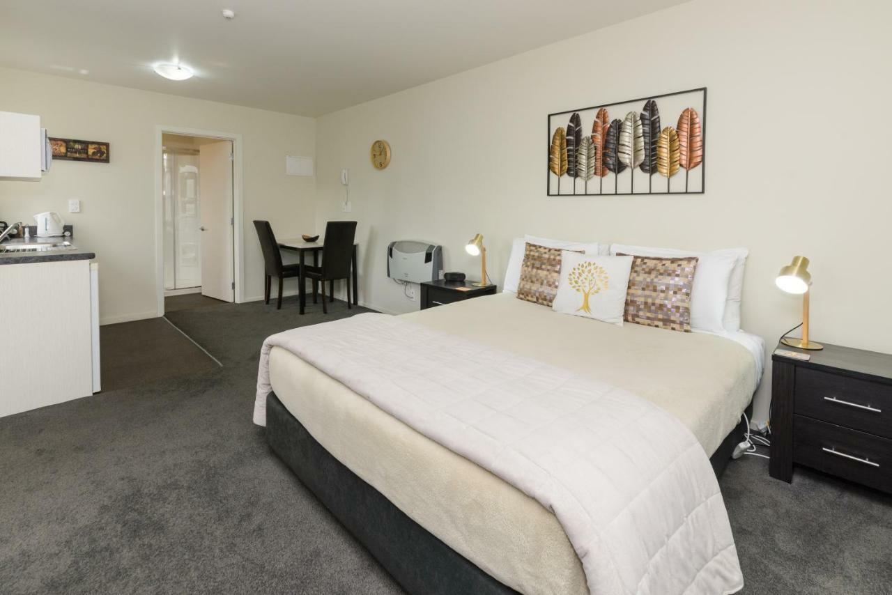 Ellena Court 4*